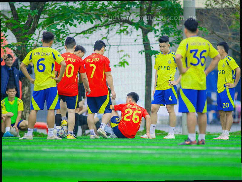 手机、平板与桌面浏览器三种界面并排的暗色示意画面